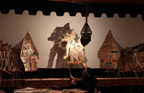  “The Wayang: Unveiling Ancient Javanese Tales Through Shadow Puppets!”